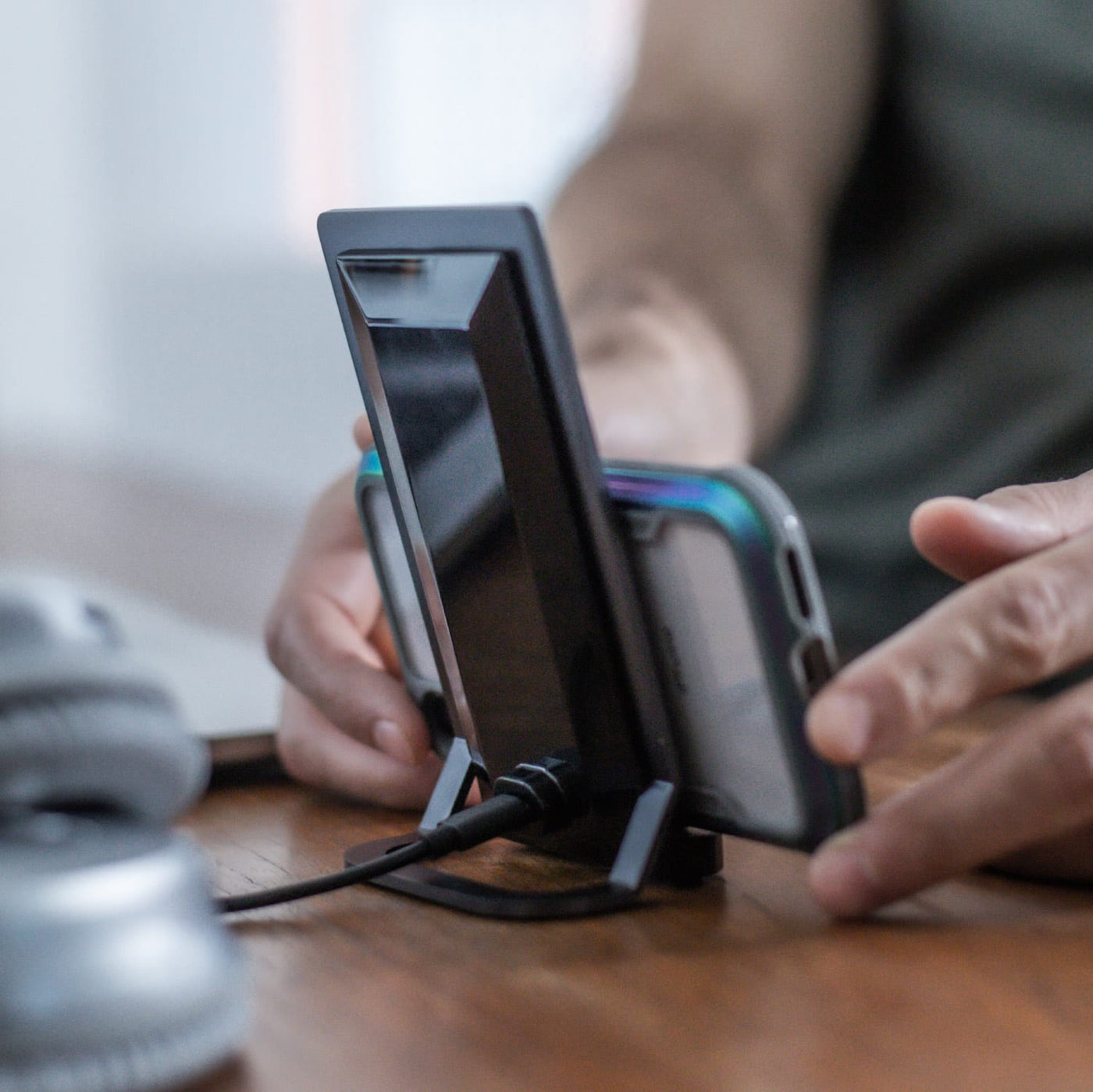 10W Wireless Qi Charger with to recharge your iPhone vertically or horizontally. Raptic Vertical in black. 