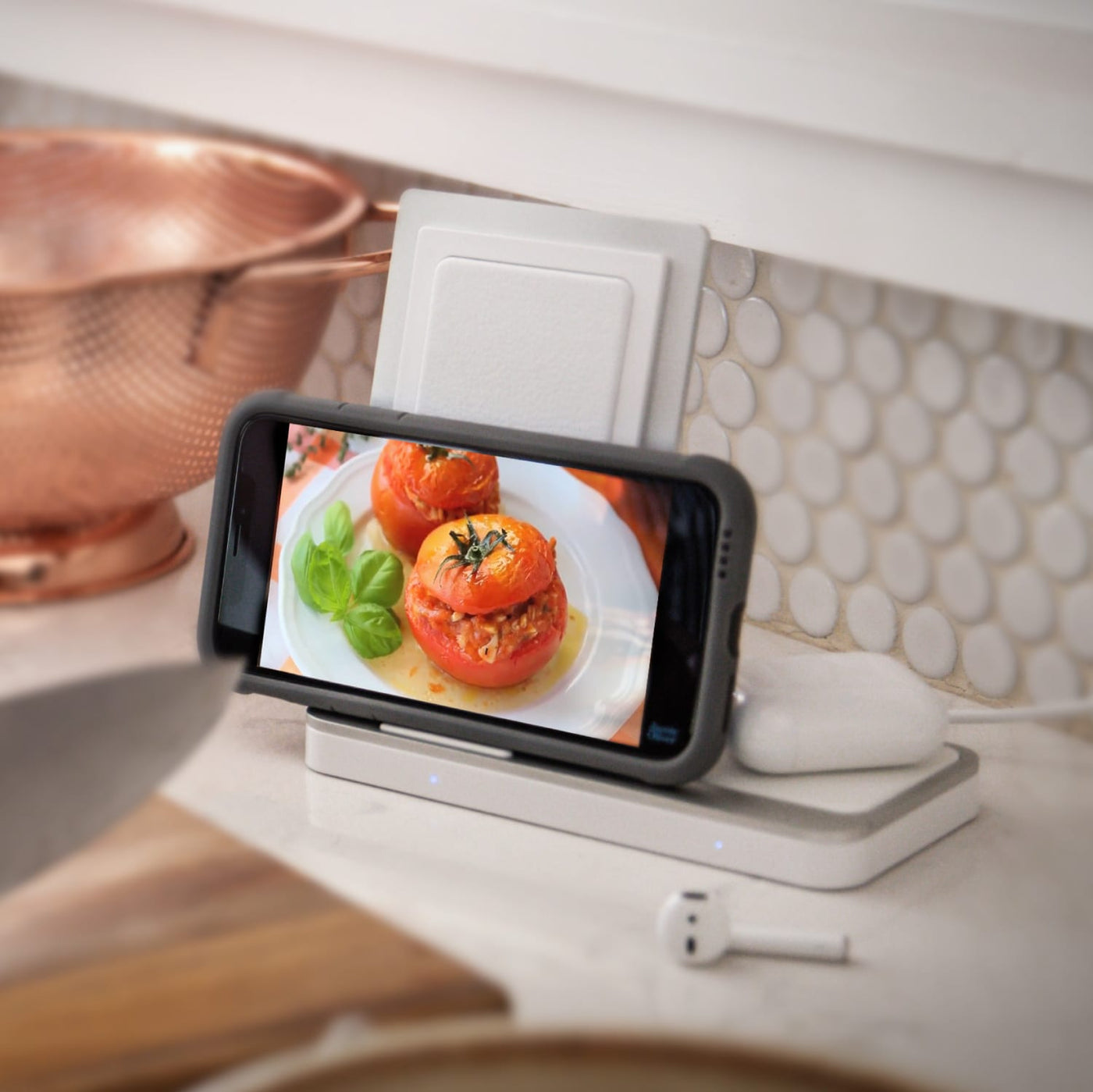 10W Wireless Qi Charger with 2 spots to recharge your iPhone and AirPods simultaneously. Raptic Duo in and white.